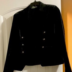 Double breasted single-button closure.

Flap front pockets. Fully lined.  Size S